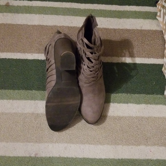 NWOT Taupe booties - Picture 2 of 4